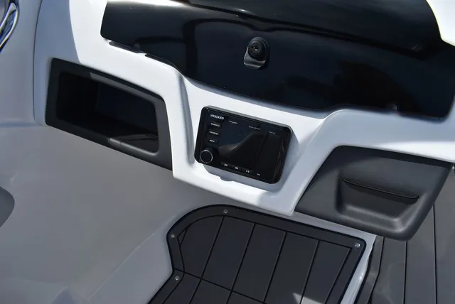 Slide: The Image of Tahoe® 210 SI 2023 - 43