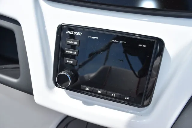 Slide: The Image of Tahoe® 210 SI 2023 - 44