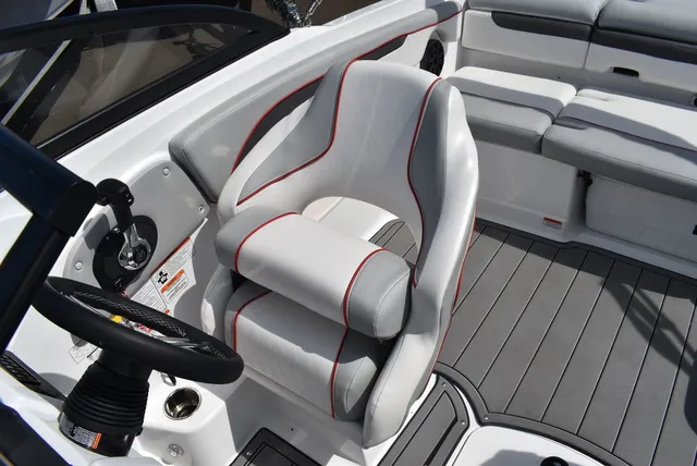 Slide: The Image of Tahoe® 210 SI 2023 - 47