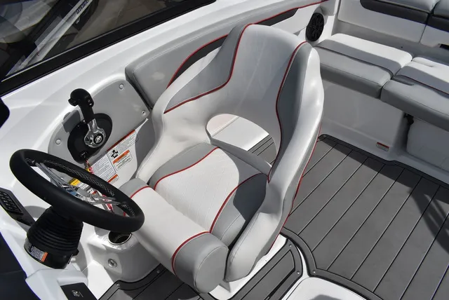 Slide: The Image of Tahoe® 210 SI 2023 - 48