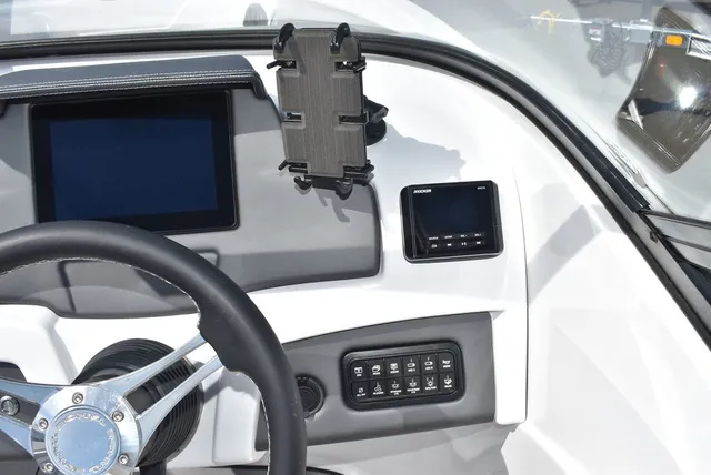 Slide: The Image of Tahoe® 210 SI 2023 - 50
