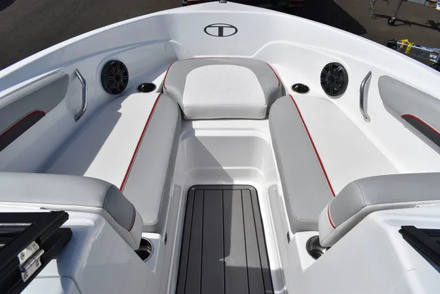 Slide: The Image of Tahoe® 210 SI 2023 - 57