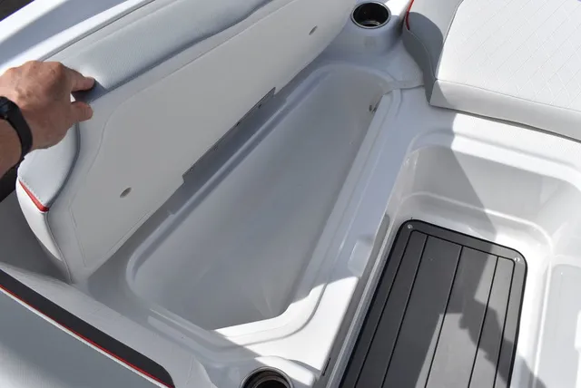Slide: The Image of Tahoe® 210 SI 2023 - 58