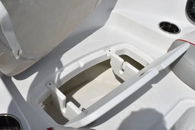 Slide: The Image of Tahoe® 210 SI 2023 - 60