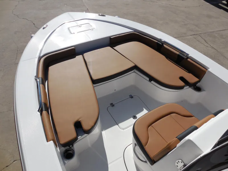 Slide: The Image of Robalo 226 Cayman 2024 - 8