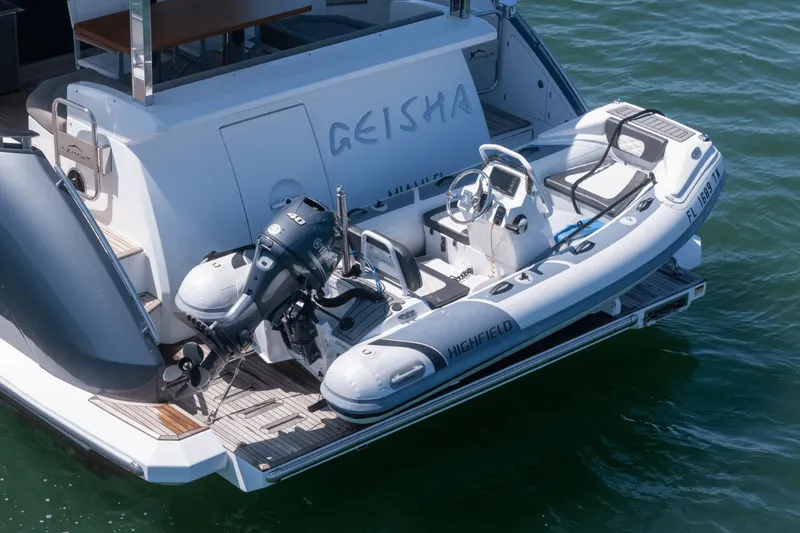 Slide: The Image of Azimut 60 FLY 2023 - 10