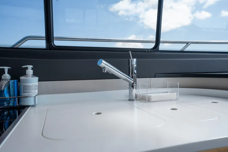 Slide: The Image of Azimut 60 FLY 2023 - 100