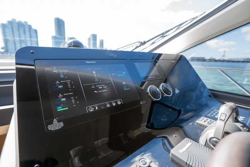 Slide: The Image of Azimut 60 FLY 2023 - 27
