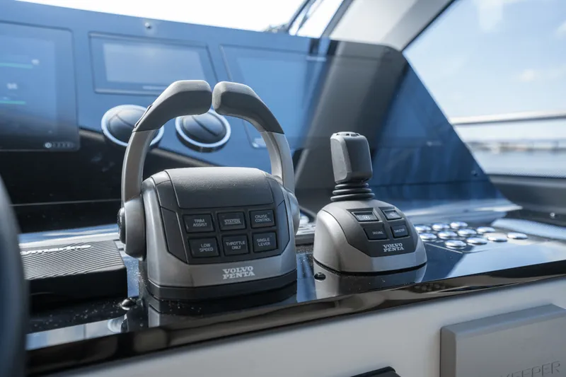 Slide: The Image of Azimut 60 FLY 2023 - 29