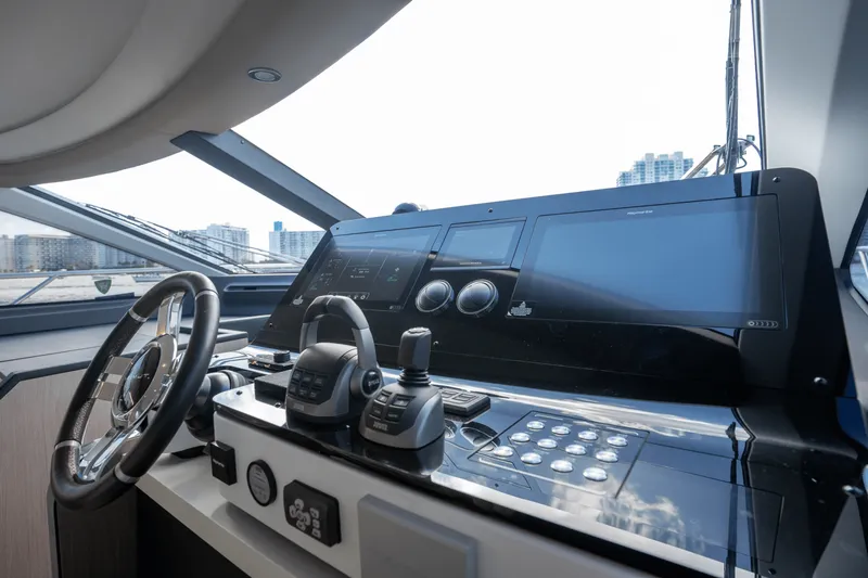 Slide: The Image of Azimut 60 FLY 2023 - 32