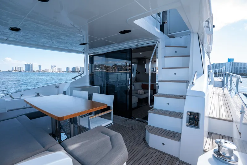 Slide: The Image of Azimut 60 FLY 2023 - 36