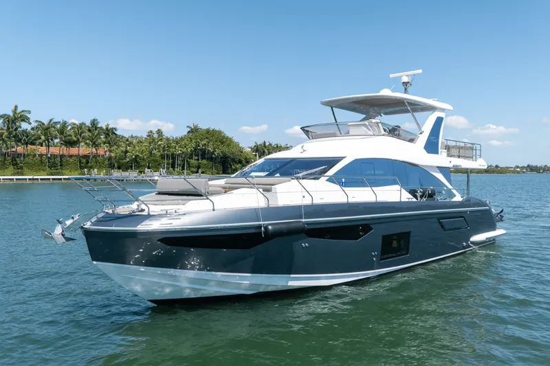 Slide: The Image of Azimut 60 FLY 2023 - 4
