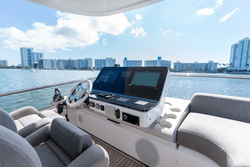 Slide: The Image of Azimut 60 FLY 2023 - 43