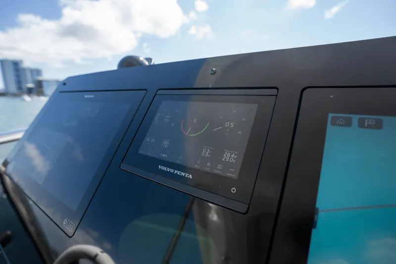 Slide: The Image of Azimut 60 FLY 2023 - 44