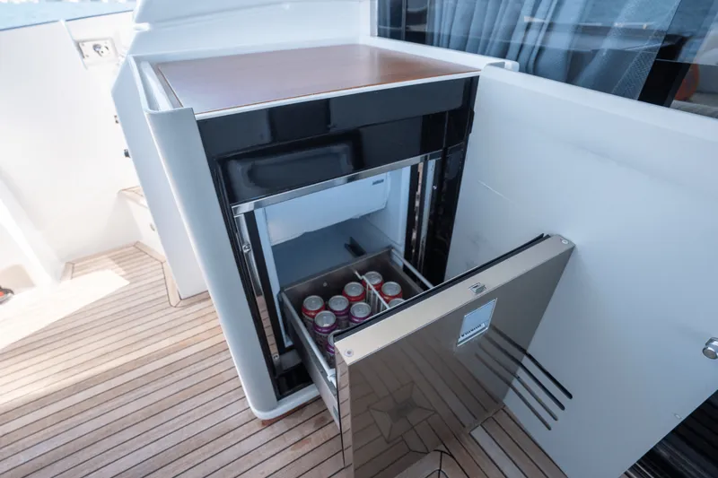 Slide: The Image of Azimut 60 FLY 2023 - 61