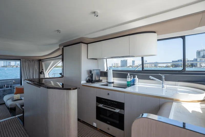 Slide: The Image of Azimut 60 FLY 2023 - 62