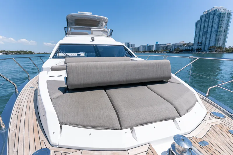 Slide: The Image of Azimut 60 FLY 2023 - 65