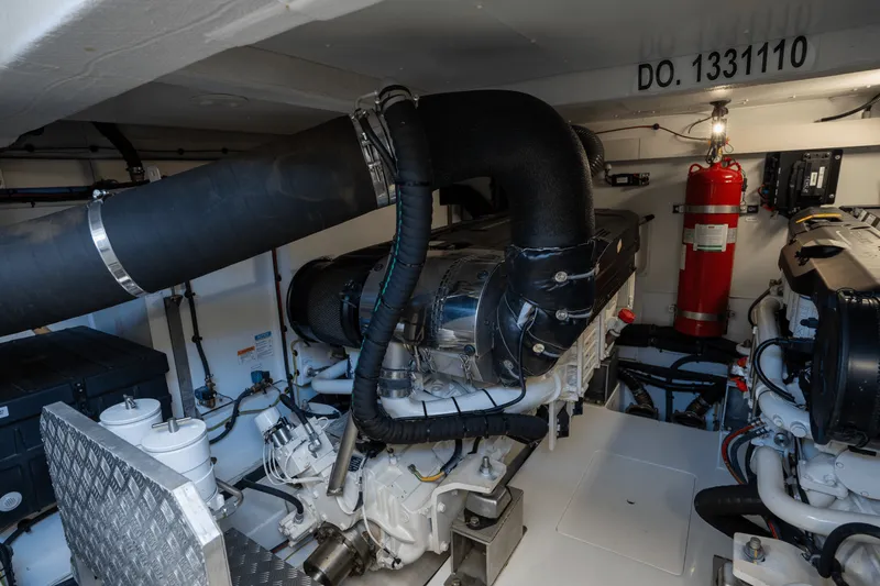 Slide: The Image of Azimut 60 FLY 2023 - 72