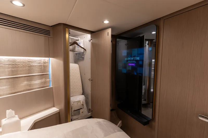 Slide: The Image of Azimut 60 FLY 2023 - 77