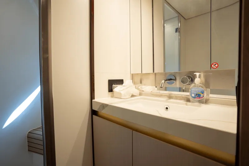 Slide: The Image of Azimut 60 FLY 2023 - 78