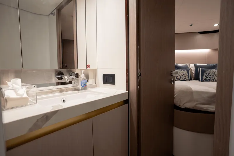 Slide: The Image of Azimut 60 FLY 2023 - 80