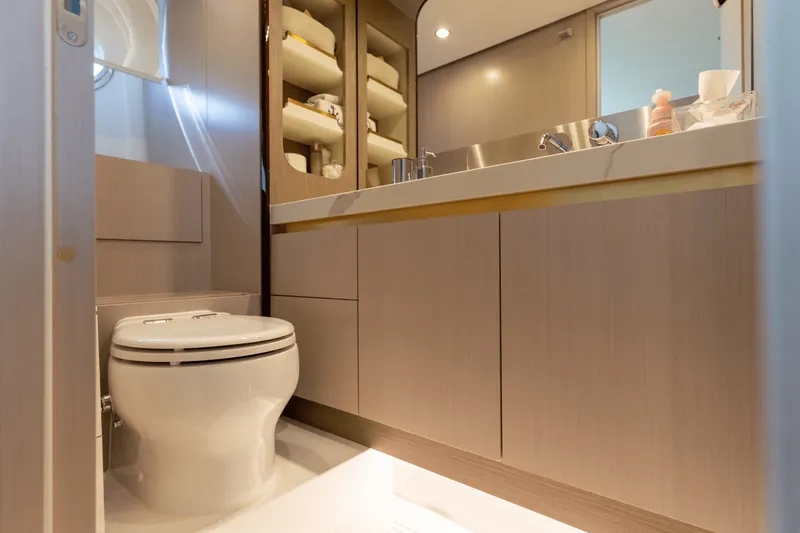 Slide: The Image of Azimut 60 FLY 2023 - 90