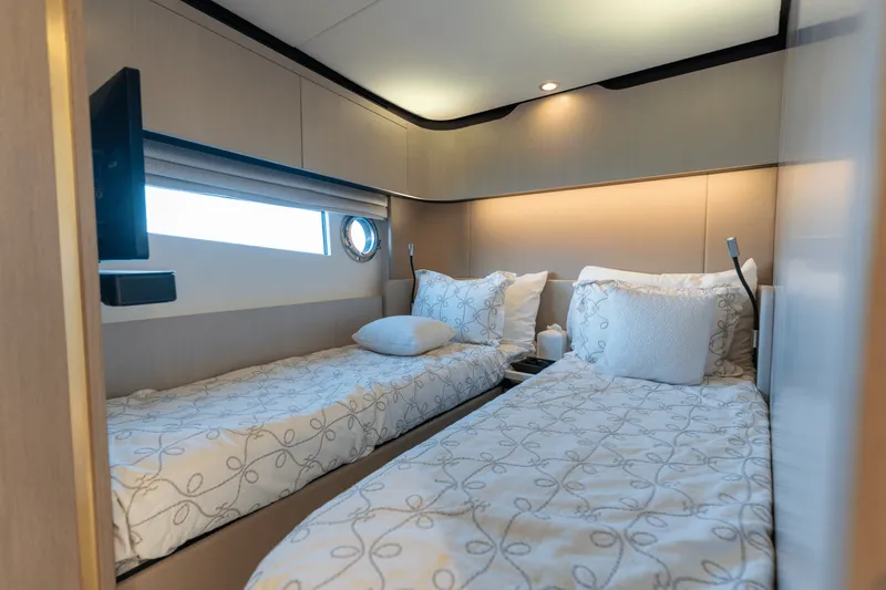 Slide: The Image of Azimut 60 FLY 2023 - 97