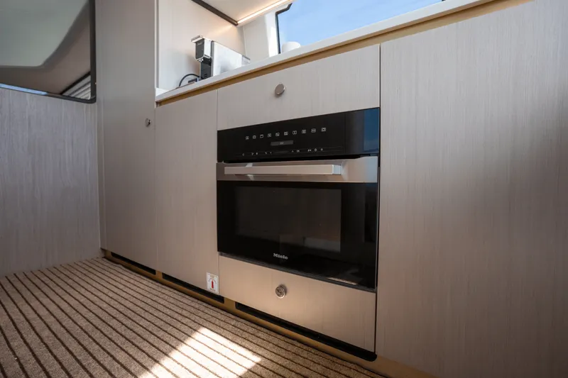 Slide: The Image of Azimut 60 FLY 2023 - 98