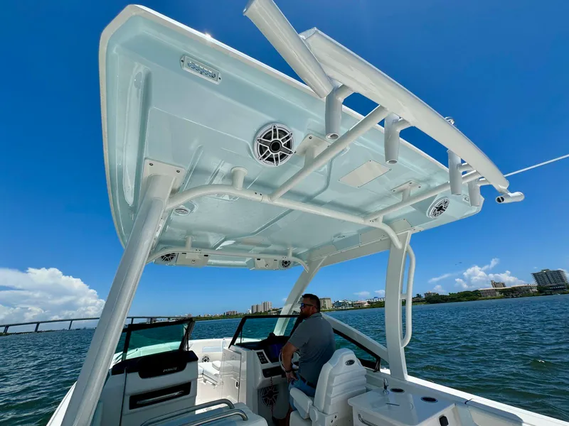 Slide: The Image of Robalo R257 2025 - 2