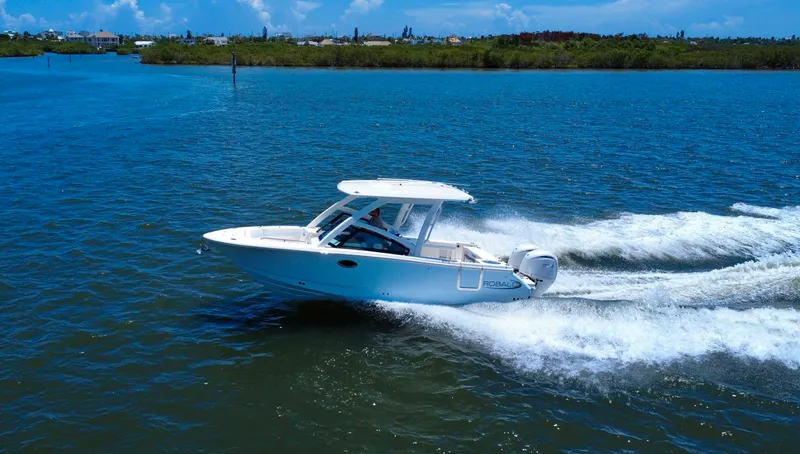 Slide: The Image of Robalo R257 2025 - 23