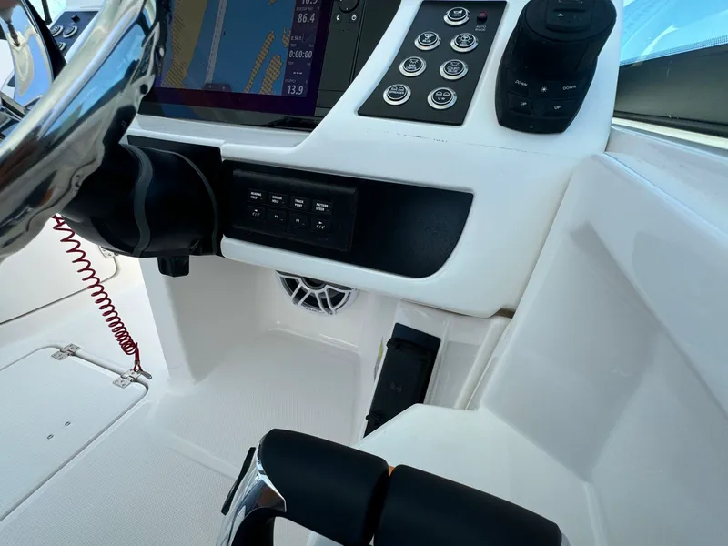 Slide: The Image of Robalo R257 2025 - 4