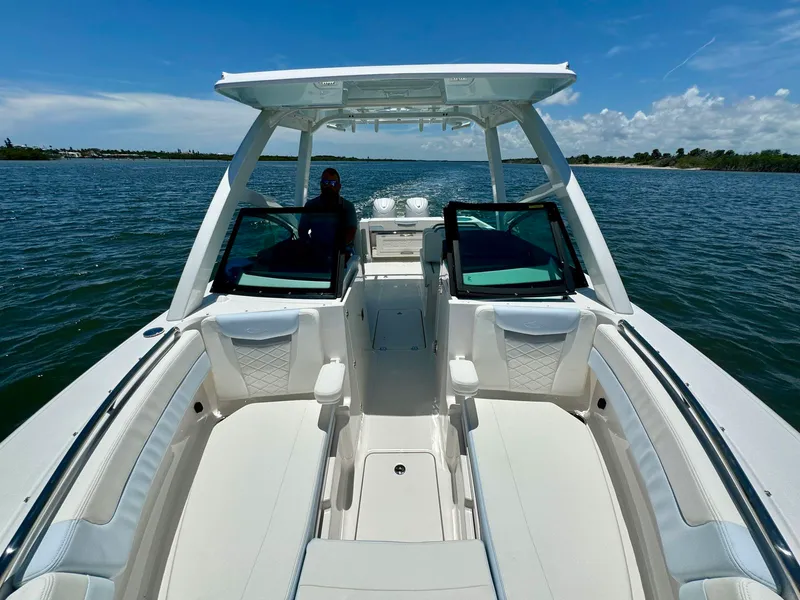 Slide: The Image of Robalo R257 2025 - 44