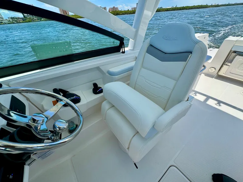 Slide: The Image of Robalo R257 2025 - 46