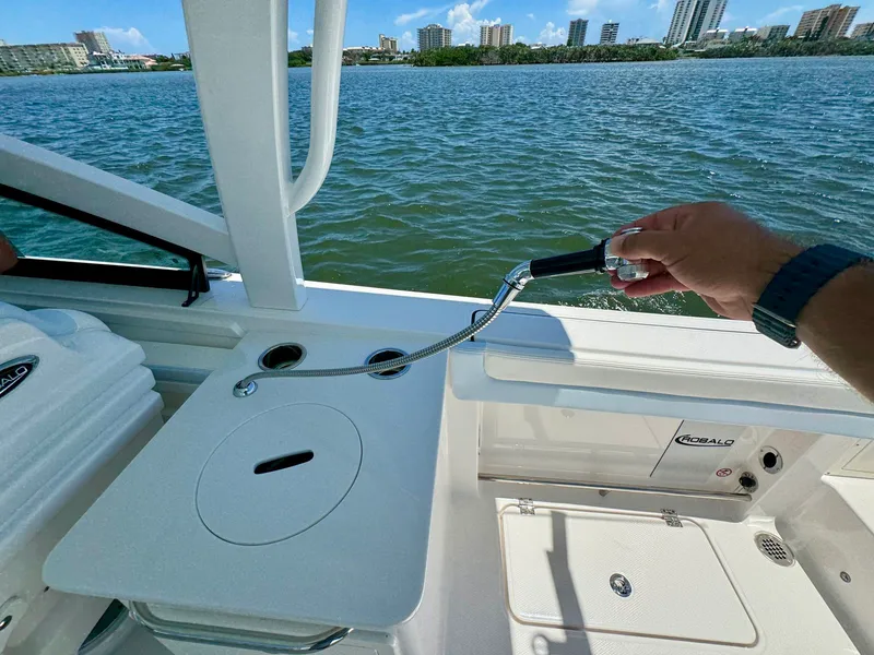 Slide: The Image of Robalo R257 2025 - 49