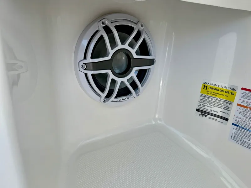 Slide: The Image of Robalo R257 2025 - 61