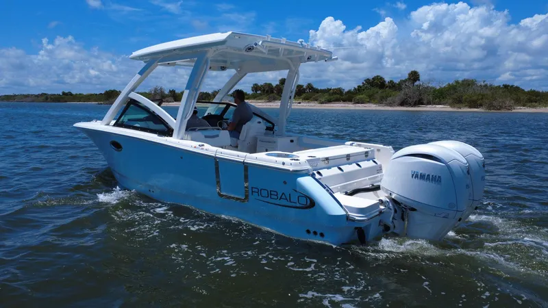 Slide: The Image of Robalo R257 2025 - 68