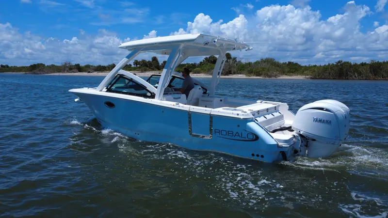 Slide: The Image of Robalo R257 2025 - 70