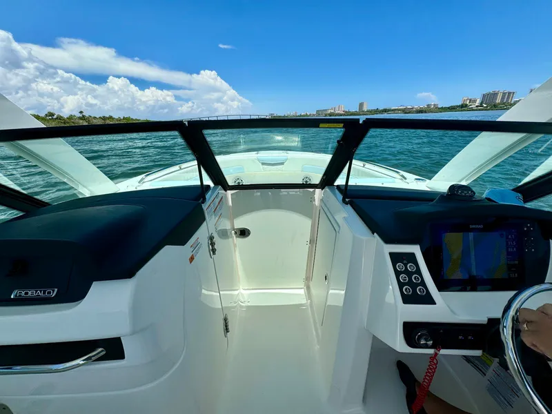 Slide: The Image of Robalo R257 2025 - 8