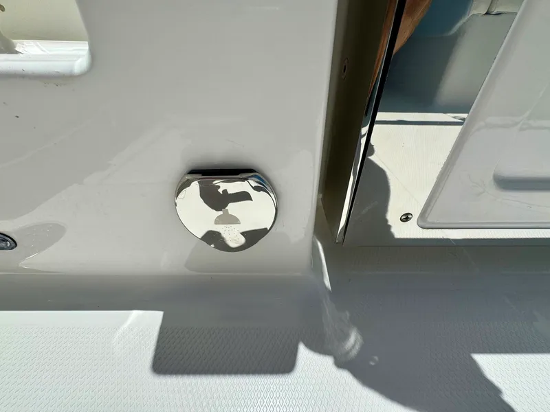 Slide: The Image of Robalo R257 2025 - 9