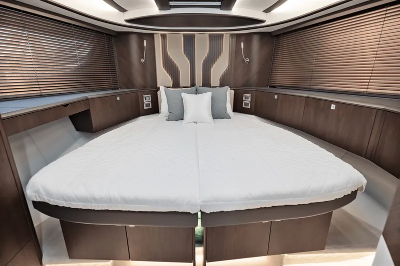 Slide: The Image of Galeon 450 HTC 2024 - 45