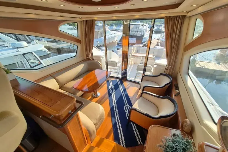 Slide: The Image of Tiara 5800 Sovran 2009 - 15