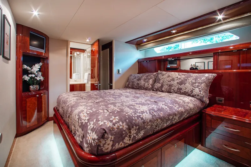 Slide: The Image of Lazzara Yachts 80 Skylounge 2005 - 42