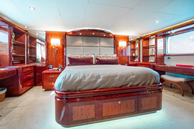 Slide: The Image of Lazzara Yachts 80 Skylounge 2005 - 35