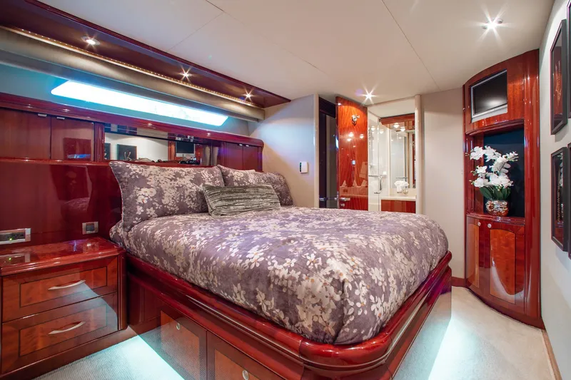 Slide: The Image of Lazzara Yachts 80 Skylounge 2005 - 40