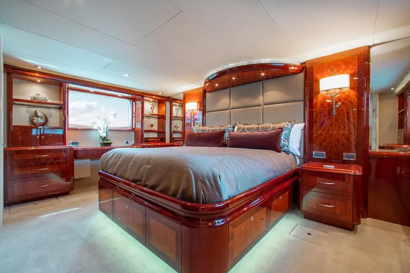 Slide: The Image of Lazzara Yachts 80 Skylounge 2005 - 34