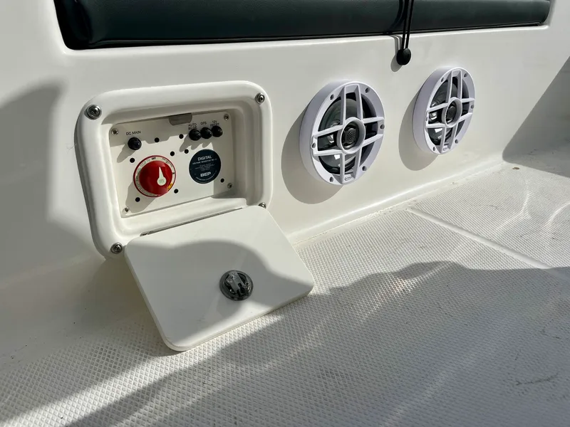 Slide: The Image of Robalo 226 2026 - 12