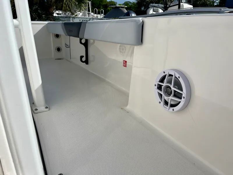 Slide: The Image of Robalo 226 2026 - 13