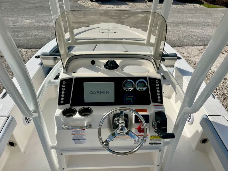 Slide: The Image of Robalo 226 2026 - 16