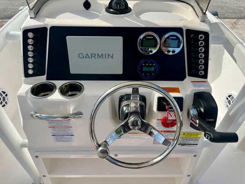 Slide: The Image of Robalo 226 2026 - 17