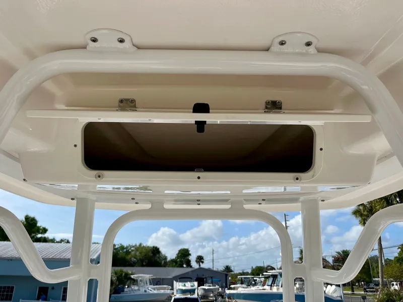 Slide: The Image of Robalo 226 2026 - 18